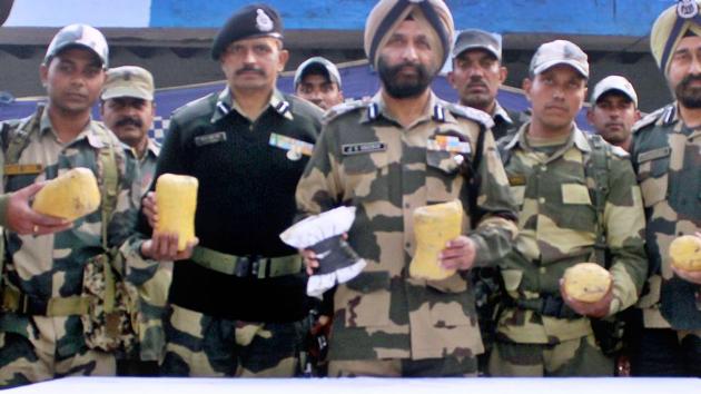 BSF officials showing seized contraband, 7 kg heroin, from Border Out Post (BOP) Bharopal in the Amritsar sector of the Indo-Pak border on Saturday.(HT Photo) BSF officials showing seized contraband, 7 kg heroin, from Border Out Post (BOP) Bharopal in the Amritsar sector of the Indo-Pak border on Saturday.(HT Photo)
