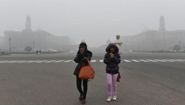 Delhi residents woke up to a cold, dreary Christmas morning as visibility dipped due to dense fog and air quality fell to the ‘severe’ category.(Arvind Yadav / Hindustan Times)