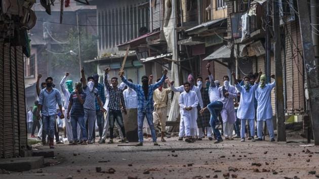 Protesters shout slogans and throw stones during clashes with security personnel during a strict curfew on Eid-al-Adha in Srinagar.(AFP File Photo) Protesters shout slogans and throw stones during clashes with security personnel during a strict curfew on Eid-al-Adha in Srinagar.(AFP File Photo)