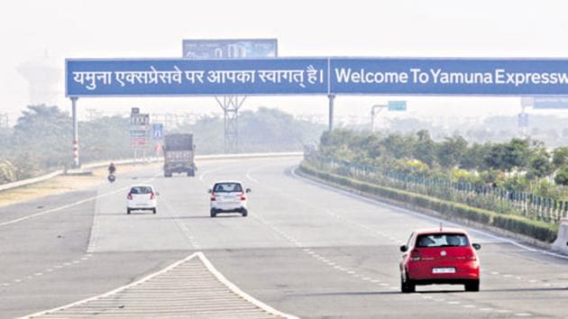 At least 143 people lost their lives in 919 accidents on Yamuna Expressway in 2015.(Burhaan Kinu/HT File Photo)