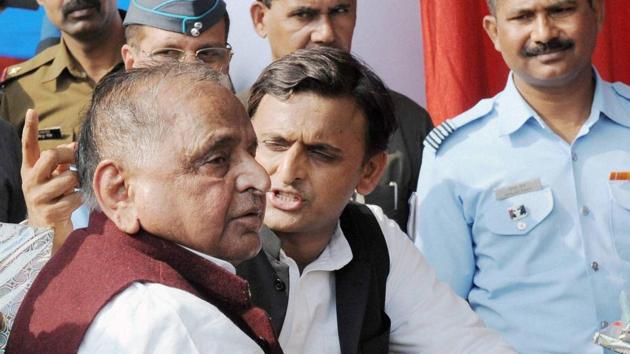 Samajwadi Party president Mulayam Singh Yadav with Uttar Pradesh CM Akhilesh Yadav in Unnao.(PTI File Photo)