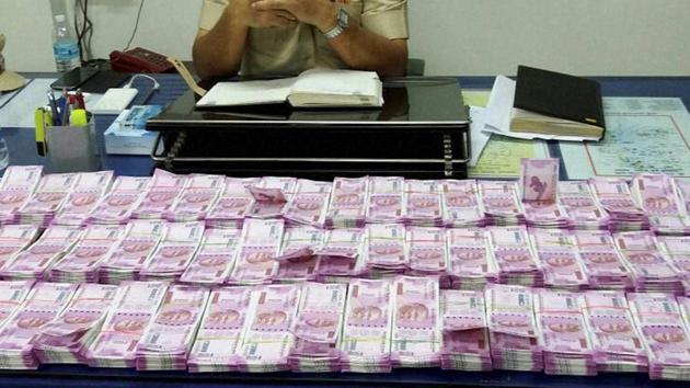 The Sunday’s haul came just two days after police seized Rs 39.98 lakh in Rs 2,000 denomination at Tirur area in Malapuram district.(PTI file photo) The Sunday’s haul came just two days after police seized Rs 39.98 lakh in Rs 2,000 denomination at Tirur area in Malapuram district.(PTI file photo)