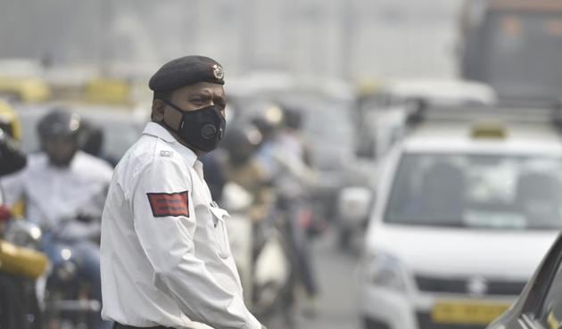 The concentration of the dangerous fine particles was very high in Delhi’s air on Sunday. Experts advised people, specially those with respiratory diseases, to remain indoors.(Raj K Raj/HT Photo) The concentration of the dangerous fine particles was very high in Delhi’s air on Sunday. Experts advised people, specially those with respiratory diseases, to remain indoors.(Raj K Raj/HT Photo)