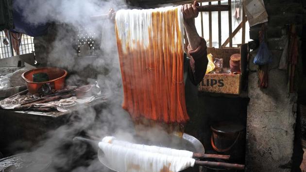 A man dyes white threads. (Waseem Andrabi/HT Photo)