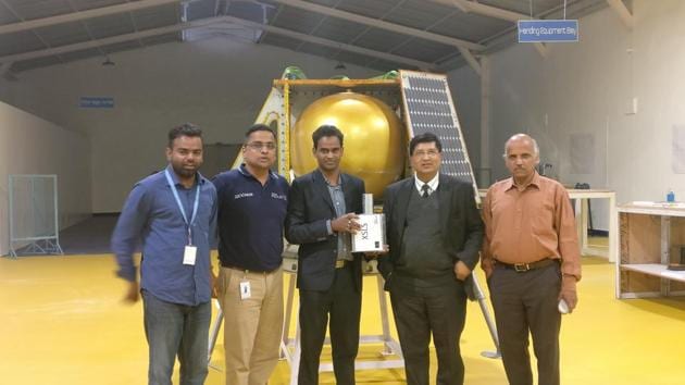 S K Chakrabarti (second from right) with ISRO and Team Indus officials in Bengaluru with the model of the payload to be sent to the moon. Behind them is the model of the lunar lander.(HT Photo) S K Chakrabarti (second from right) with ISRO and Team Indus officials in Bengaluru with the model of the payload to be sent to the moon. Behind them is the model of the lunar lander.(HT Photo)