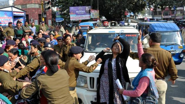 Agitators demanding declaration of Gairsain as the permanent capital of Uttarakhand protest at Clock Tower in Dehradun.(HT FILE PHOTO) Agitators demanding declaration of Gairsain as the permanent capital of Uttarakhand protest at Clock Tower in Dehradun.(HT FILE PHOTO)
