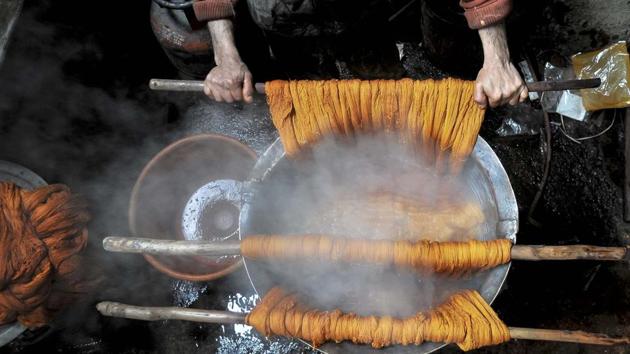 Threads being coloured in a large tumbler. (Waseem Andrabi/HT Photo)
