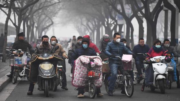 Scooter riders wait to cross a road on a heavily polluted day in Shijiazhuang, in northern China's Hebei province. (AFP Photo) Scooter riders wait to cross a road on a heavily polluted day in Shijiazhuang, in northern China's Hebei province. (AFP Photo)