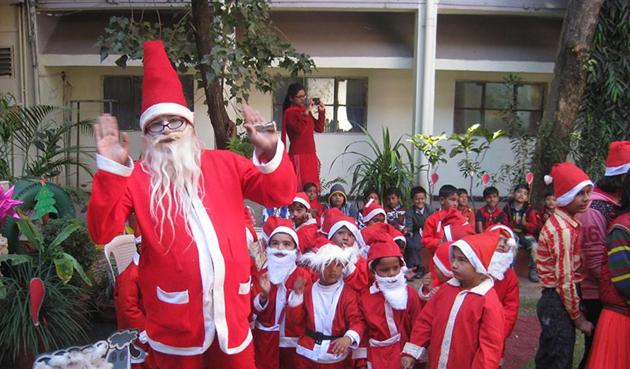 Colonel's Academy celebrated Christmas festival with great enthusiasm. Children came dressed up in Christmas theme, in Mhow.(HT photo)