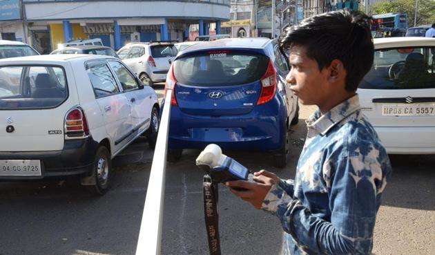 A Bhopal civic body worker uses ticketing machine at a parking lot in the state capital.(Chandresh Mathur/HT photo) A Bhopal civic body worker uses ticketing machine at a parking lot in the state capital.(Chandresh Mathur/HT photo)