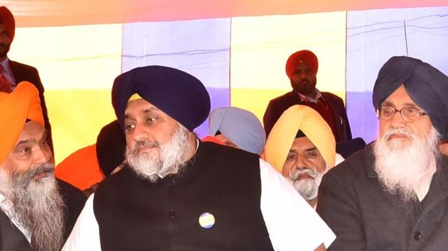 Parkash Singh Badal and Sukhbir Singh Badal during Akali Conference at Shahi Shadi Jor mela in Fatehgarh sahib on Monday. (Anil Dayal/HT Photo) Parkash Singh Badal and Sukhbir Singh Badal during Akali Conference at Shahi Shadi Jor mela in Fatehgarh sahib on Monday. (Anil Dayal/HT Photo)