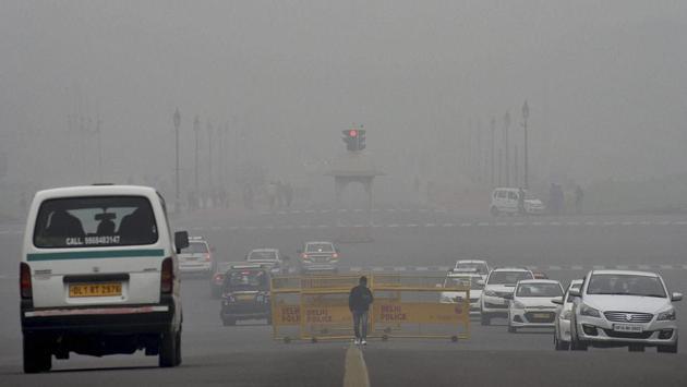 A thick layer of dense fog envelops Rajpath on a cold winter morning in New Delhi on Sunday.(PTI)