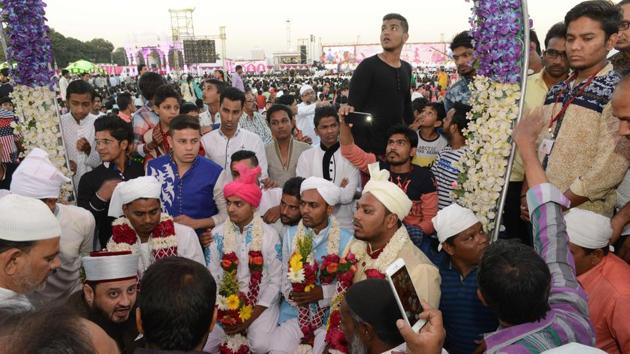 Five Indian Muslim grooms assemble at a mass wedding of 236 fatherless girls organised by the charitable PP Savani Group in Surat, some 270 km from Ahmedabad. Out of 236 fatherless girls married in the mass wedding event, five were from the Muslim community, and one Christian, with the majority being Hindus. / AFP PHOTO / SAM PANTHAKY(AFP) Five Indian Muslim grooms assemble at a mass wedding of 236 fatherless girls organised by the charitable PP Savani Group in Surat, some 270 km from Ahmedabad. Out of 236 fatherless girls married in the mass wedding event, five were from the Muslim community, and one Christian, with the majority being Hindus. / AFP PHOTO / SAM PANTHAKY(AFP)