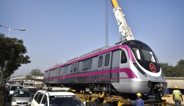 DMRC lowered a six-coach train near the Sadar Bazar Cantt Station to expedite trail runs on Magenta line.(Ajay Aggarwal/HT PHOTO)