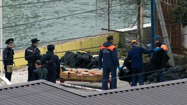 Russian policemen and rescuers stand near a stretcher with a body recovered after a Russian military plane crashed in the Black Sea, on a pier outside Sochi. (AFP Photo) Russian policemen and rescuers stand near a stretcher with a body recovered after a Russian military plane crashed in the Black Sea, on a pier outside Sochi. (AFP Photo)