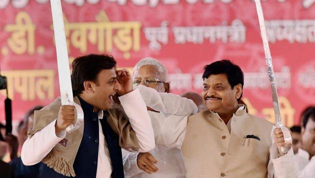 Uttar Pradesh chief minister Akhilesh Yadav with party state president Shivpal Yadav and RJD Chief Laloo Prasad Yadav during the Samajwadi Party's 25th Foundation Day celebrations in Lucknow.(PTI) Uttar Pradesh chief minister Akhilesh Yadav with party state president Shivpal Yadav and RJD Chief Laloo Prasad Yadav during the Samajwadi Party's 25th Foundation Day celebrations in Lucknow.(PTI)