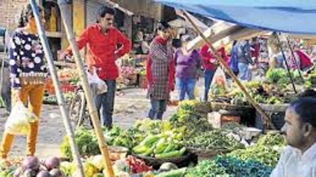 Vendors Association and ministers warn that cash crunch has hit farming in Bengal and supply to markets may come down, forcing prices of vegetables to rise in the coming months.(HT Photo)