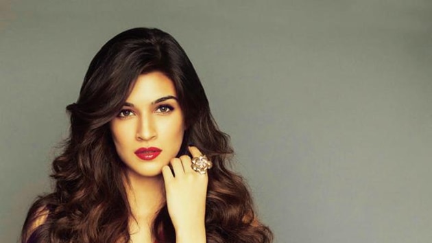 While Aamir and Amitabh Bachchan have been locked for Thugs of Hindostan reports claim that Kriti Sanon might be paired opposite Aamir in the film. While Aamir and Amitabh Bachchan have been locked for Thugs of Hindostan reports claim that Kriti Sanon might be paired opposite Aamir in the film.