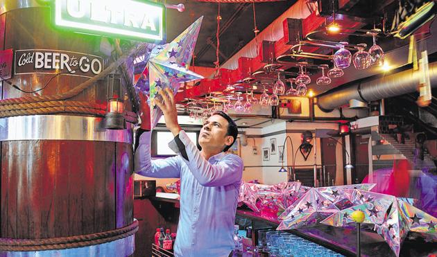 Bars and restaurants in Noida saw a meagre turnout on Christmas. Their expectations for New Year’s Eve are not high as they believe that fewer Noida-based partygoers will turn out on December 31 night.(Burhaan Kinu/HT PHOTO) Bars and restaurants in Noida saw a meagre turnout on Christmas. Their expectations for New Year’s Eve are not high as they believe that fewer Noida-based partygoers will turn out on December 31 night.(Burhaan Kinu/HT PHOTO)
