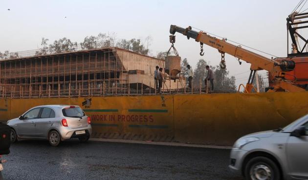 The work on the 1.2 km underpass at the junction has gathered pace, and, if Haryana Urban Development Authority (Huda) is able to make available the land that is presently under litigation, it could also see completion within the stipulated 30 months. (Parveen Kumar/HT) The work on the 1.2 km underpass at the junction has gathered pace, and, if Haryana Urban Development Authority (Huda) is able to make available the land that is presently under litigation, it could also see completion within the stipulated 30 months. (Parveen Kumar/HT)