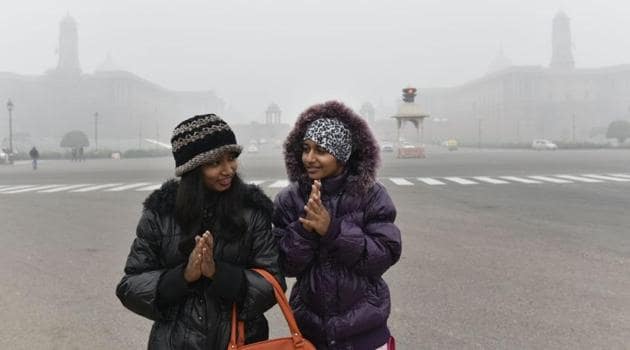 The low visibility in the national capital due to fog which made a comeback on Tuesday, after a day’s gap.(Arvind Yadav / HT Photo)