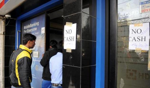Residents continue to feel the pinch as ATMs continue to run dry.(Parveen Kumar/HT File) Residents continue to feel the pinch as ATMs continue to run dry.(Parveen Kumar/HT File)