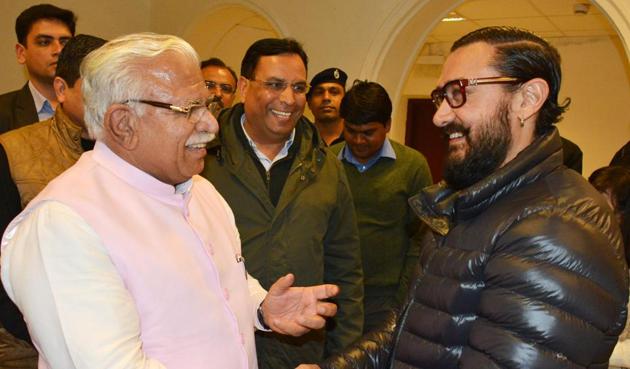 Haryana chief minister Manohar Lal Khattar shares a light moment with actor Aamir Khan after a special screening of ‘Dangal’ in New Delhi as state finance minister Capt. Abhimanyu joins in.(PTI)