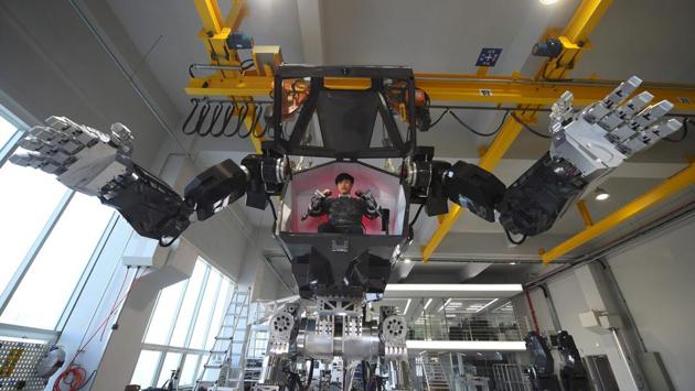 Engineers test humanoid Method-2 in a lab of the Hankook Mirae Technology. The hulking human-like creation bears a striking resemblance to the military robots starring in the movie “Avatar”. (AFP)