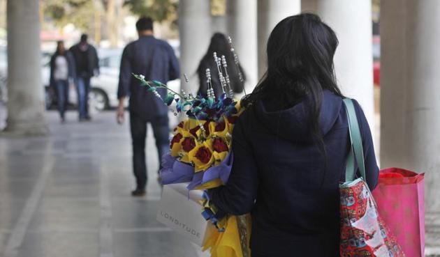 In the season for love, cheer and happiness, Delhi University students make sure they buy gifts for their loved ones.(HT Photo) In the season for love, cheer and happiness, Delhi University students make sure they buy gifts for their loved ones.(HT Photo)