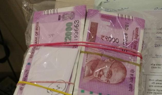 The amount AIU seized from the flier travelling to Dubai.(HT Photo) The amount AIU seized from the flier travelling to Dubai.(HT Photo)