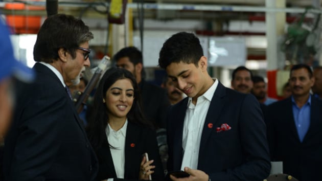 Amitabh Bachchan with his grandkids.(Twitter) Amitabh Bachchan with his grandkids.(Twitter)