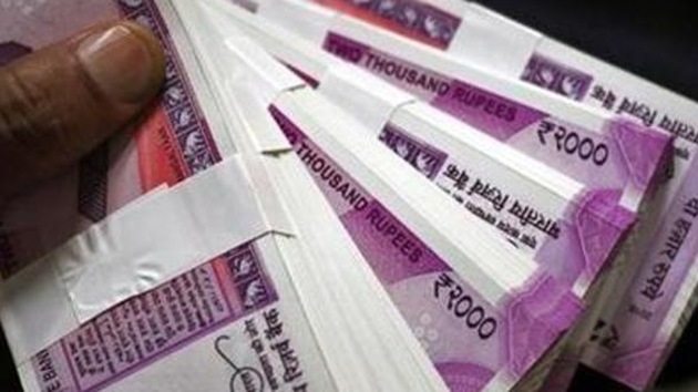 The ED team seized Rs 54 lakh in Rs 100 notes and Rs 4 lakh in Rs 2,000 notes.(HT Representative Image) The ED team seized Rs 54 lakh in Rs 100 notes and Rs 4 lakh in Rs 2,000 notes.(HT Representative Image)