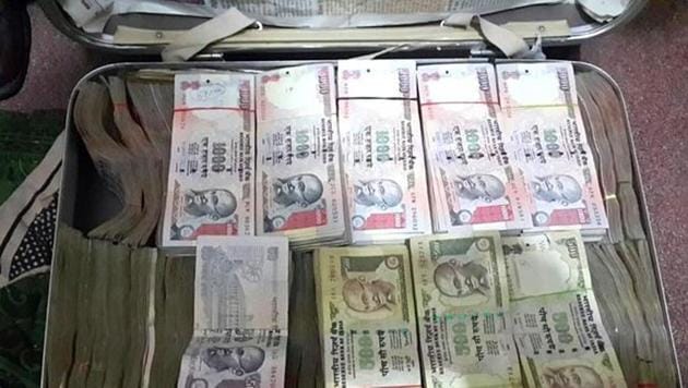 CBI has arrested an Income Tax official for receiving Rs 30,000 bribe from a land owner.(HT Photo)