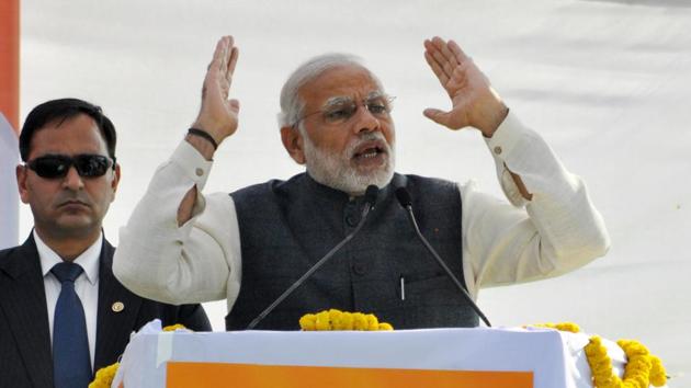 Prime Minister Narendra Modi addresses a rally at Parade Ground in Dehradun, on December 27, 2016.(Vinay Santosh Kumar/HT Photo)