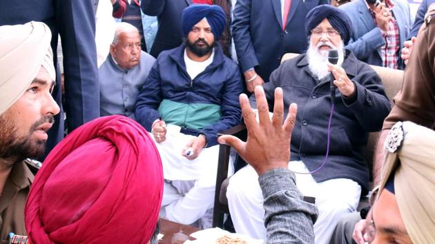 Bathinda SSP, Swapan Sharma trying to control Sukhdev Singh, an ex-servicemen, as he tries to talk to Punjab chief minister Parkash Singh Badal during sangat darshan in Goniana Mandi in Bathinda on Tuesday.(Sanjeev Kumar/HT Photo) Bathinda SSP, Swapan Sharma trying to control Sukhdev Singh, an ex-servicemen, as he tries to talk to Punjab chief minister Parkash Singh Badal during sangat darshan in Goniana Mandi in Bathinda on Tuesday.(Sanjeev Kumar/HT Photo)