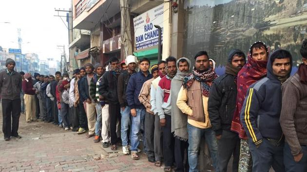 Cash crunch continues to pinch workers, students in Delhi | Latest News ...