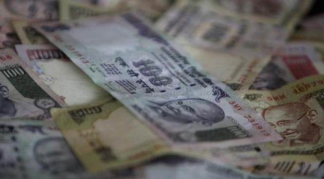Rupee notes of different denominations including demonetised Rs 500 and Rs 1000.(Reuters) Rupee notes of different denominations including demonetised Rs 500 and Rs 1000.(Reuters)