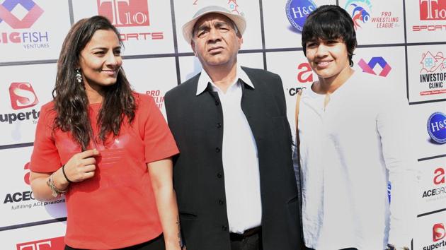 Mahavir Singh Phogat with wrestler daughters Geeta Phogat and Babita Phogat at the logo launch of "UP Dangal" in New Delhi.(PTI)