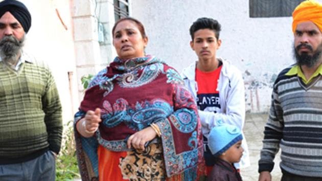 Owners of the house narrating the incident to police after the loot at Himmat Singh Nagar area in Ludhiana on Tuesday.(HT Photo) Owners of the house narrating the incident to police after the loot at Himmat Singh Nagar area in Ludhiana on Tuesday.(HT Photo)