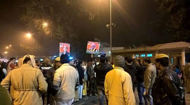 The scene outside CM Akhilesh Yadav’s residence in Lucknow on Thursday evening.(HT Photo)