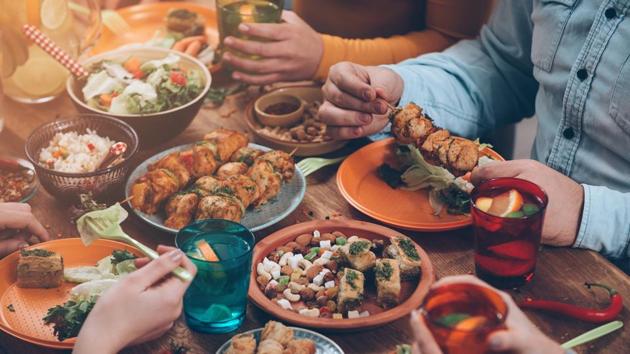 It’s a good idea to begin a conversation before starting the meal. (Shutterstock) It’s a good idea to begin a conversation before starting the meal. (Shutterstock)