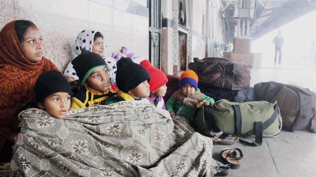 Passengers wrap themselves in woollens as they wait for their trains on a cold and foggy morning at Allahabad Railway Station on Thursday. The fog delayed about 60 trains while 20 were rescheduled in north India.(PTI Photo) Passengers wrap themselves in woollens as they wait for their trains on a cold and foggy morning at Allahabad Railway Station on Thursday. The fog delayed about 60 trains while 20 were rescheduled in north India.(PTI Photo)