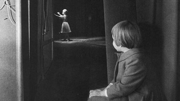 A young Carrie Fisher watches her mother Debbie Reynolds on stage. (Twitter) A young Carrie Fisher watches her mother Debbie Reynolds on stage. (Twitter)