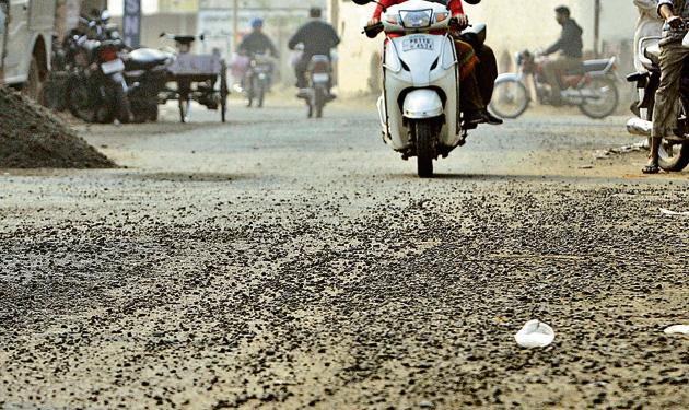 The bad condition of a newly constructed road in Tripuri area of Patiala.(HT Photo)