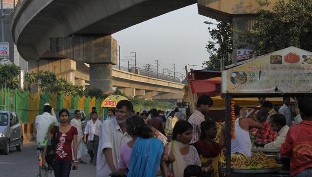 As of now, despite making it mandatory to get the health licence issued before establishing any eateries/hotels/restaurants, 50% people in east Delhi are running their ventures without obtaining the licence. (SUNIL SAXENA/HT FILE PHOTO) As of now, despite making it mandatory to get the health licence issued before establishing any eateries/hotels/restaurants, 50% people in east Delhi are running their ventures without obtaining the licence. (SUNIL SAXENA/HT FILE PHOTO)