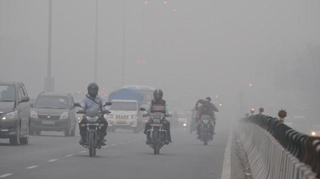 Vehicles move at a slow speed on the Delhi-Gurgaon expressway due to low visibility given the smog enveloping New Delhi, on December 23, 2016.(Parveen Kumar/HT File Photo)