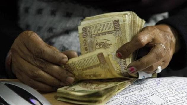 The RBI is expected to issue a notification that extends the deadline for holding 500 and 1000 rupee banknotes for Indians travelling abroad.(AP File) The RBI is expected to issue a notification that extends the deadline for holding 500 and 1000 rupee banknotes for Indians travelling abroad.(AP File)