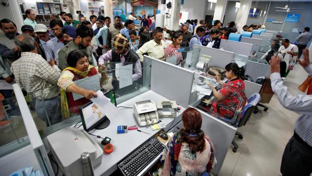 People stand in queues at cash counters to deposit and withdraw money inside a bank in Chandigarh.(Reuters) People stand in queues at cash counters to deposit and withdraw money inside a bank in Chandigarh.(Reuters)