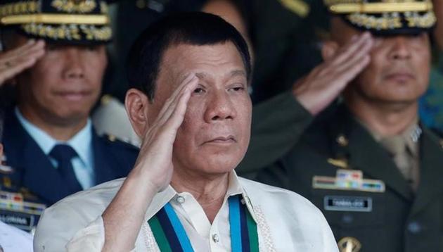 Philippine President Rodrigo Duterte salutes with other military officers during an anniversary celebration of the Armed Forces at a military camp in Quezon city, Metro Manila December 21, 2016. (Reuters) Philippine President Rodrigo Duterte salutes with other military officers during an anniversary celebration of the Armed Forces at a military camp in Quezon city, Metro Manila December 21, 2016. (Reuters)