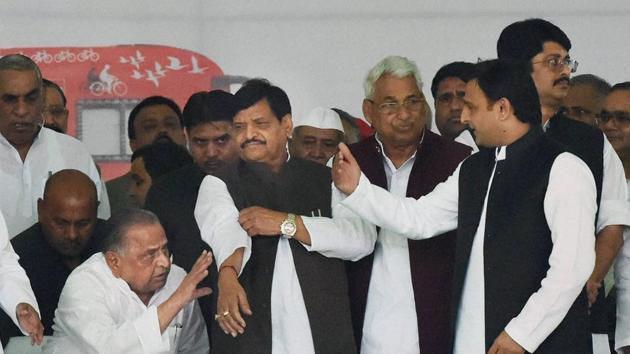 Uttar Pradesh chief minister Akhilesh Yadav (R) with Samajwadi Party chief Mulayam Singh Yadav (L) and party state president Shivpal Yadav at a programme to flag rath yatra in Lucknow on November 11.(PTI)